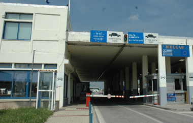  Σε ανακοίνωση που εξέδωσαν, παρακαλούν όσους προγραμματίζουν να περάσουν από το τελωνείο να το πράξουν σε άλλο χρόνο.