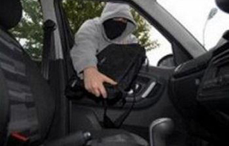 Όταν συνελήφθη, φορούσε μαύρα γάντια και καπέλο.