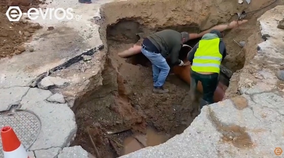 Μεγάλη η ζημιά στην άσφαλτο της Άβαντος - Συνεχίζουν εντατικά τα συνεργεία (video)