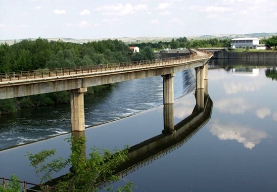 Το κυριότερο ζήτημα είναι ότι «οι πόρτες» που ρυθμίζουν τη ροή του νερού είναι σε οριακό σημείο, έτοιμες να «μπλοκάρουν», με ολέθριες συνέπειες για τους αγρότες και την περιοχή μας.