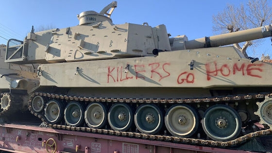 Τα μέλη του ΚΚΕ και της ΚΝΕ στάθηκαν μπροστά στο τρένο με το πανό και τις σημαίες και ανάγκασαν το τρένο να σταματήσει.