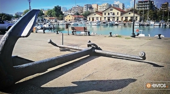 Ο 42χρονος ανασύρθηκε από τα στελέχη του λιμενικού στο κρηπίδωμα, έχοντας τις αισθήσεις του