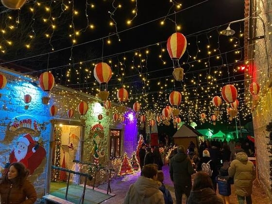 Το πάρκο θα φιλοξενήσει και άλλους κλασικούς χαρακτήρες των γιορτών, όπως η Βασιλίσσα του Χιονιού και ο σκανδαλιάρης Γκριντς .