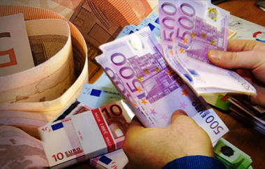  Το εφάπαξ βοήθημα θα ξεκινά από τα 500 ευρώ και θα φτάνει ή και θα ξεπερνά τα 1.000 για τρίτεκνους και πολύτεκνους.