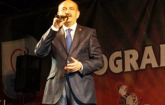 Xαρακτήρισε τη Θράκη 'ως ένα χέρι κομμένο της Τουρκίας'.