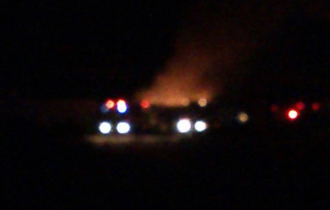 Στιγμιότυπο από τις προσπάθειες της πυροσβεστικής να κατασβέσει τη φωτιά.