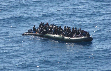 Άντρες, γυναίκες και παιδιά όλο το καλοκαίρι και μέχρι τώρα στοιβάζονται μπροστά στο λιμεναρχείο.