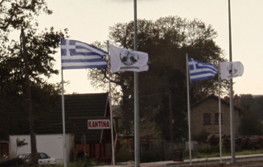 Ελληνικές σημαίες αλλά και σημαίες με το έμβλημα του Δήμου Αλεξανδρούπολης.
