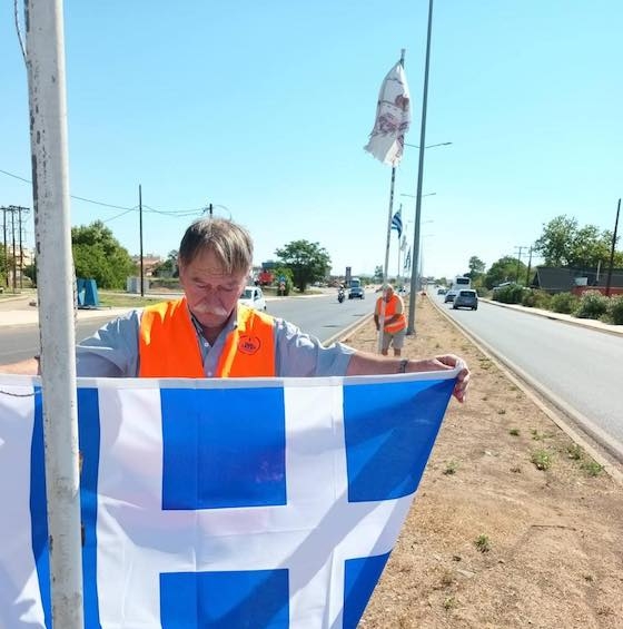Η αντικατάσταση των σημαιών έγινε από τα μέλη της Λέσχης Αλεξανδρουπολιτών