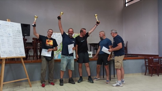 Ο Πέτρος Τσομπανάκης, στην μέση της φωτογραφίας, κρατάει το τρόπαιο