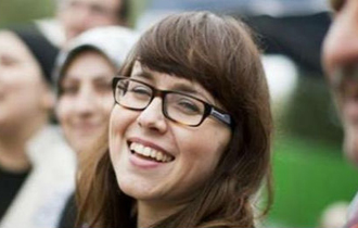 Η νέα βουλευτής έχει γεννηθεί στην Κομοτηνή.