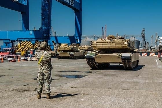 Δημοσιογράφοι ρώτησαν τον Ντόναλντ Τραμπ για τα σενάρια που υπάρχουν για το κλείσιμο της βάσης των ΗΠΑ στην Αλεξανδρούπολη και το διέψευσε.