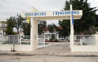 Πολλοί αποφασίζουν να πάρουν τους ηλικιωμένους στο σπίτι προκειμένου να επωφεληθούν από τη σύνταξη τους.