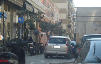 Έκρηξη μικρής κλίμακας σε πολυκατοικία στην κάθοδο στο ύψος της οδού Ανατολικής Θράκης.