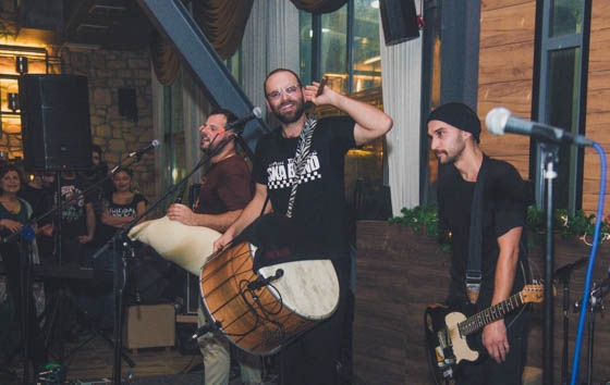 Οι ΘΡΑΞ ΠΑΝΚC στο stage του Theatro cafe, στο Πάρκο Αλτιναλμάζη