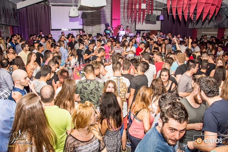 Ξέφρενο "One Night Stand" πάρτι στο Reina Club.