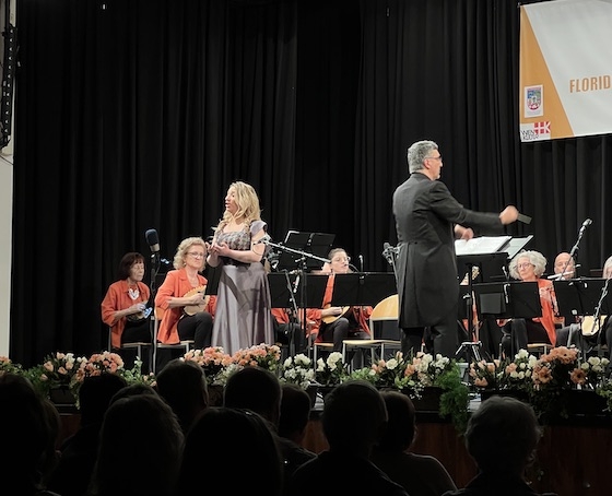 Στιγμιότυπο από την ερμηνεία της Στέλλας Αδαμίδου στο θέατρο Floridsdorf