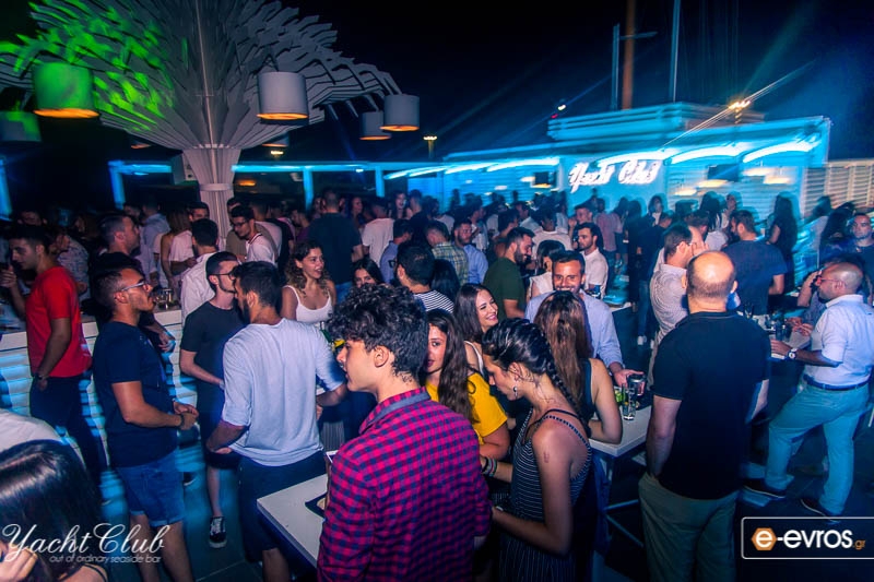 Yacht Club: Η απόλυτη rooftop διασκέδαση!