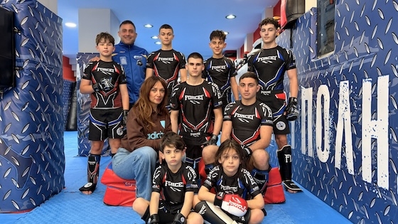 H Σοφία Καλλονιάτη με τον Ανδρέα Παντελίδη, πλαισιωμένοι με την ομάδα του Συλλόγου