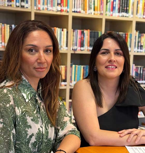 Σε μια ανθρώπινη και ουσιαστική συζήτηση: Η Άννα Τσιακίρη μαζί με τη Σοφία Καλλονιάτη, λίγο πριν τη συνέντευξη για τη μνήμη, τον χρόνο και την προσωπική αλλαγή.