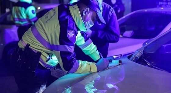 Έβαλε μουσική και κράτησε το ψητοπωλείο του ανοιχτό!