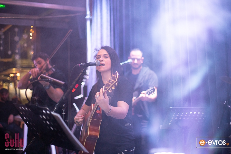 H Billie Isak τα "έσπασε" στη σκηνή του SoHo Absolutely Fabulous!