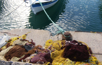 Αντί για τα συνηθισμένα θαλασσινά εδέσματα, ανέλκυσε δύο αμφορείς.