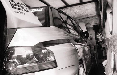 Το Mitsubishi EVO 8 της KRT, την ώρα που πήρε το δρόμο του γυρισμού.