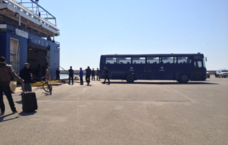 Οι λαθρομετανάστες μεταφέρθηκαν με λεωφορείο της ΕΛ.ΑΣ. στο κέντρο κράτησης.