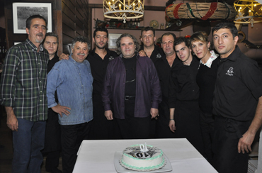 Σύσσωμη η ομάδα του Αη Γιώργη με τον Λευτέρη Λαζάρου.