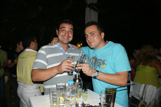 Mojo cafe με όμορφες παρουσίες και ποτά!