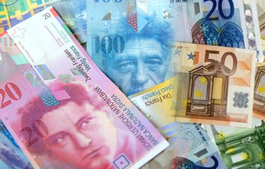 Υποχρεώνουν τις τράπεζες να ρυθμίσουν τις δόσεις με την αρχική ισοτιμία ευρώ-ελβετικού φράγκου.