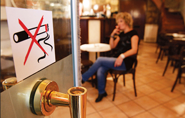 Το αρμόδιο ελεγκτικό κλιμάκιο τον βρήκε να καπνίζει στο γραφείο του εν ώρα εργασίας. 