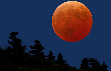Μια ολική σεληνιακή έκλειψη θα βάψει κόκκινο το φεγγάρι.
