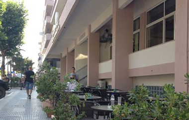 Προσφέρει καθημερινά το μεσημεριανό γεύμα σε 35 οικογένειες.