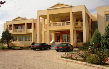 Σε περίπτωση που κάποιος από τους υποψηφίους δεν συγκεντρώσει την απόλυτη πλειοψηφία, η εκλογική διαδικασία θα επαναληφθεί την επόμενη μέρα.