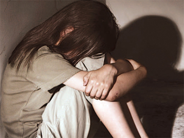 Οι δράστες από το φιλικό ή συγγενικό περιβάλλον, οι καταγγέλλοντες γονείς παππούδες ή θείοι.