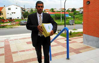 Η στιγμή που ο κ. Μουζάς καταθέτει το ψηφοδέλτιο στο Πρωτοδικείο.
