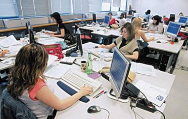 Η 15η Αυγούστου που φέτος συμπίπτει με εργά­σιμη ημέ­ρα.