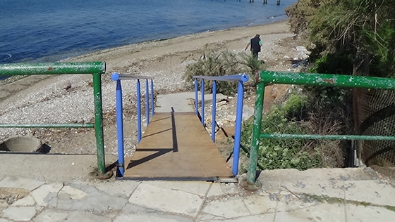 Τοποθέτηση ράμπας για την πρόσβαση στην παραλία της Απολλωνιάδος