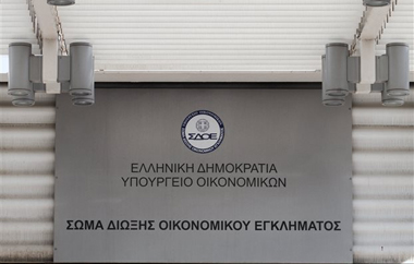 Τα προϊόντα της λαθρεμπορίας και το φορτηγό κατασχέθηκαν.