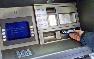 Οι δύο δράστες είχαν τοποθετήσει μηχανισμό υποκλοπής στην εν λόγω Αυτόματη Ταμειολογιστική Μηχανή.