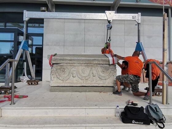 Μια μαρμάρινη Ρωμαϊκή σαρκοφάγος τοποθετήθηκε στο Αρχαιολογικό Μουσείο Αλεξανδρούπολης