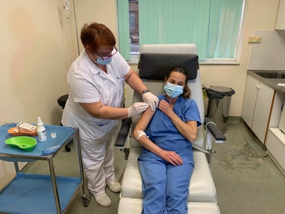 Στιγμιότυπο από τους σημερινούς εμβολιασμούς στο υγειονομικό προσωπικό του ΠΓΝΑ