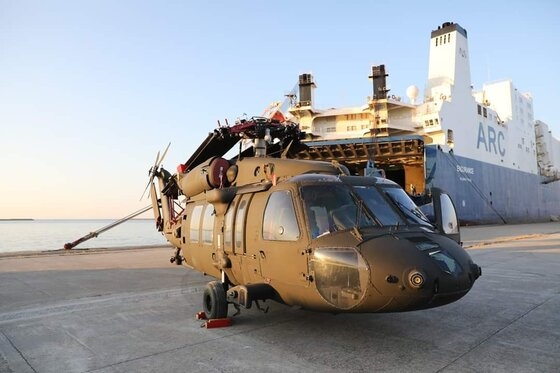 Έτοιμα για απογείωση τα αμερικάνικα ελικόπτερα στο Λιμάνι της Αλεξανδρούπολης.