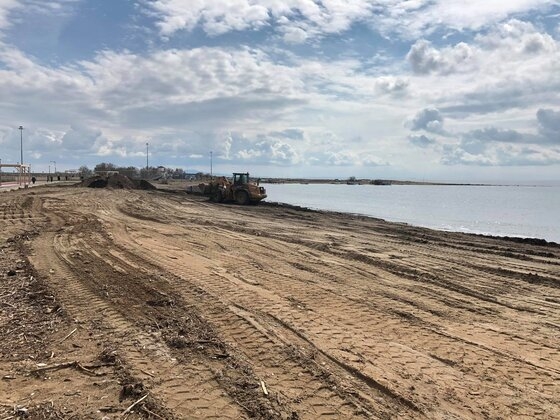 Συνεργεία του δήμου Αλεξανδρούπολης καθάρισαν την παραλία κάτω από το φάρο.