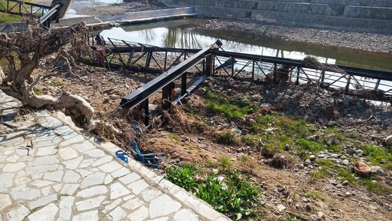 Από προχθές ξεκίνησαν οι διαδικασίες για το κόψιμο της μικρής μεταλλικής πεζογέφυρας που βρισκόταν στο χωριό των Λουτρών του δήμου Αλεξανδρούπολης