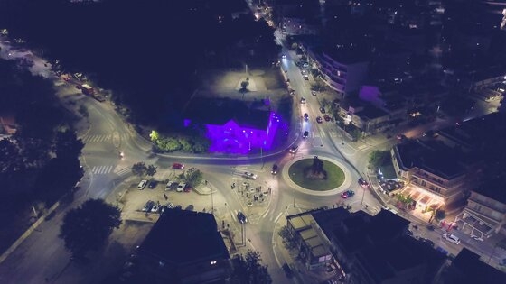 Με μπλε χρώμα φωτίστηκε το Μουσικό Σχολείο Αλεξανδρούπολης.