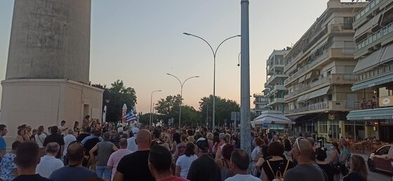 Κόσμος είχε συγκεντρωθεί στις 15 Ιουλίου στη πλατεία του φάρου για να διαμαρτυρηθεί για τον υποχρεωτικό εμβολιασμό.