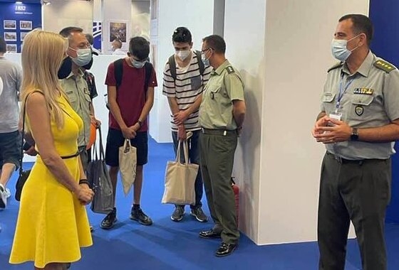 Η Βουλευτής Ελένη Ράπτη ενημερώνεται από τον Εβρίτη κ. Ηλία Σταμπολίδη στα πλαίσια της ΔΕΘ.